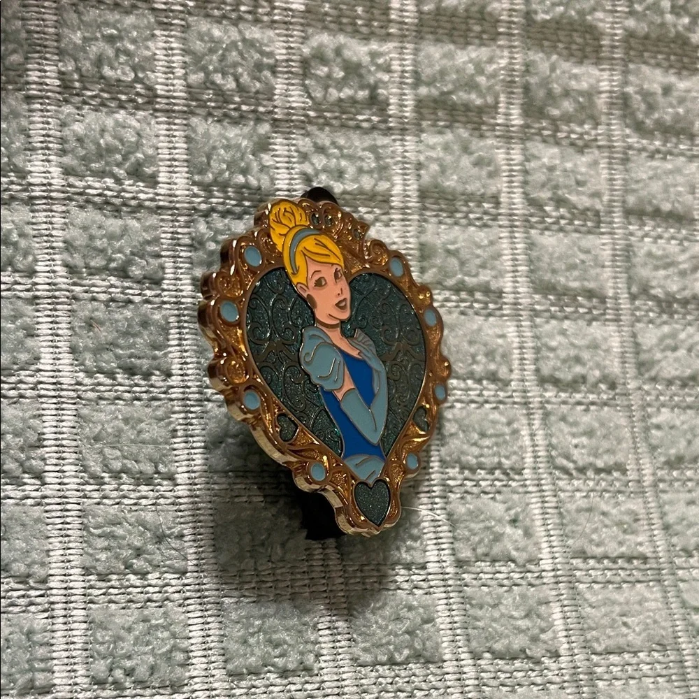 Disney Cinderella Heart-Shaped Trading Enamel Pin - Picture 2 of 3